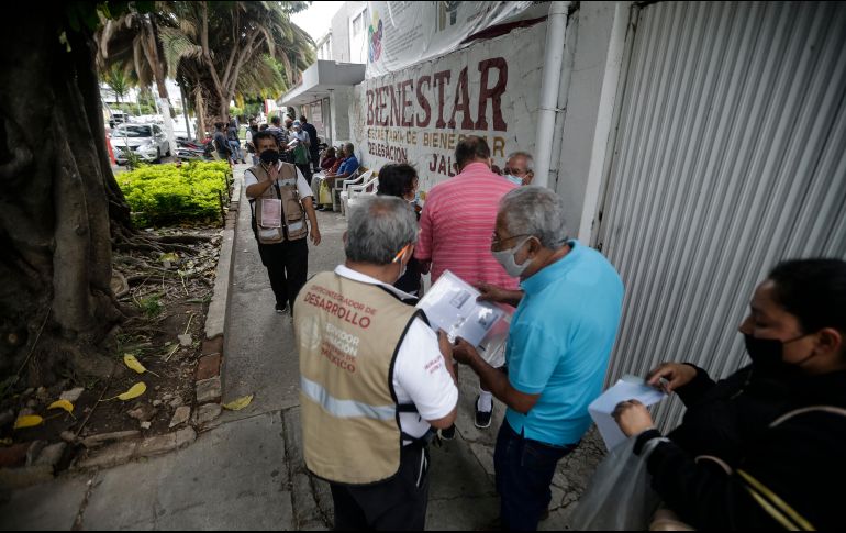 Por el momento, sólo quienes tienen 68 años cumplidos pueden tramitar la pensión en los 10 centros integradores que operan en Guadalajara, Zapopan, Tonalá, Tlaquepaque y Tlajomulco de Zúñiga.  EL INFORMADOR/F. Atilano