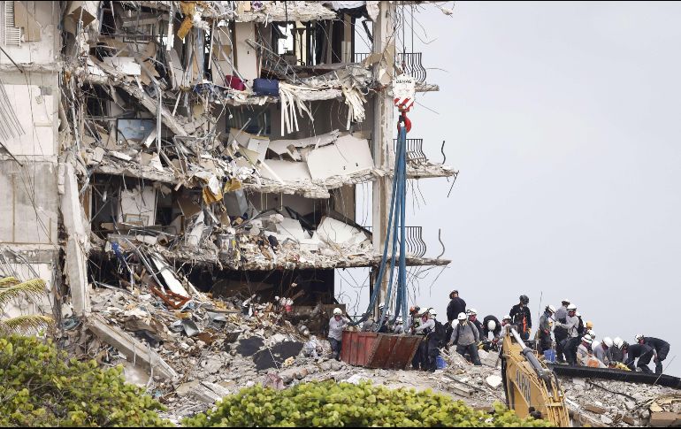 Rescatistas laboran hoy en la zona donde del derrumbe en Surfside, Florida. AFP/M. Reaves