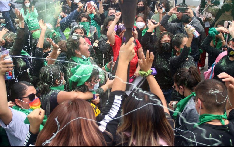 La aprobación de esta iniciativa se dio en medio de protestas tanto de mujeres activistas en favor del aborto como representantes provida, quienes se pronunciaron por sus causas afuera del Congreso hidalguense. EFE / D. Martínez