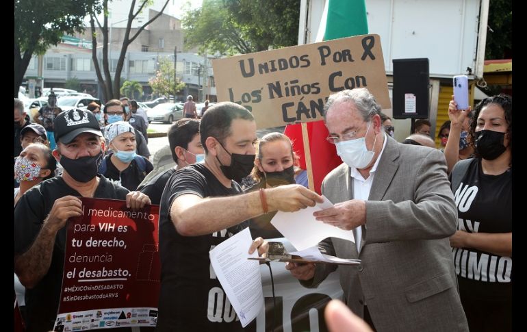 Con pancartas en mano que hacían alusión al desabasto, los asistentes expresaron su inconformidad ante la situación que se vive en el país y en el Estado. EL INFORMADOR/A. Camacho