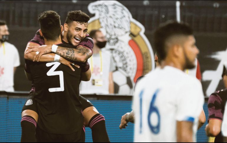 MÚLTIPLES FESTEJOS. Alexis Vega (frente) se colgó de César Montes para celebrar el segundo gol. EFE