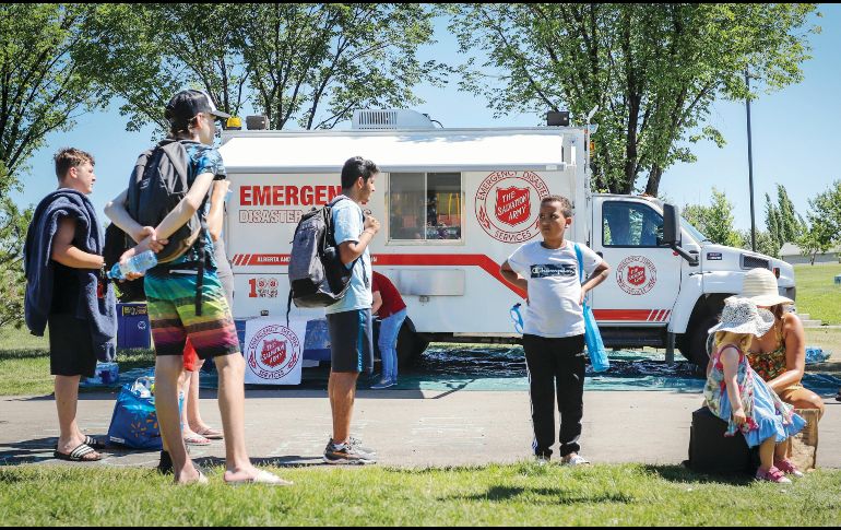 Ante las altas temperaturas, las autoridades han desplegado equipos de emergencia. AP/J. McIntosh