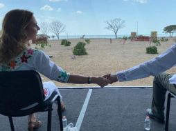 Gutiérrez Müller además comparte una fotografía en la que se le ve sentada junto a AMLO, tomados de la mano, frente a una playa, mientras ella lo mira a él, y el Presidente observa el horizonte. FACEBOOK / Beatriz Gutiérrez Müller