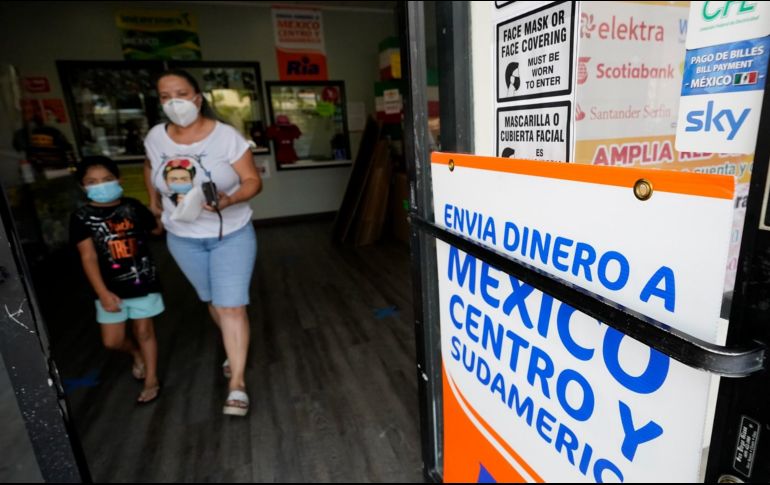 El Banco de México registró 12.3 millones de operaciones de remesas, el más alto para un mes similar, casi la totalidad por transferencias electrónicas. AP/ARCHIVO