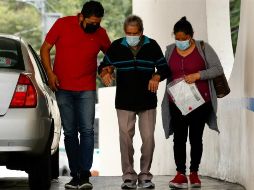 Familiares ayudan a ingresar a un paciente con COVID-19 al hospital Los Venados, en la Ciudad de México. EFE/C. Ramírez