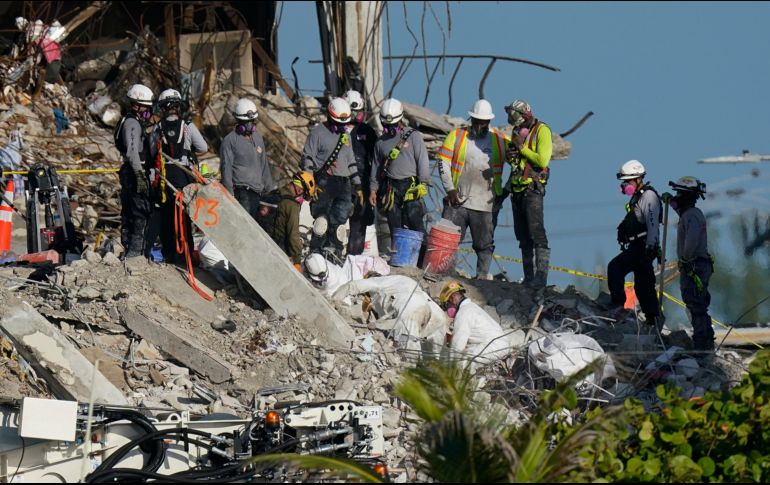 Las tareas de rescate se reanudaron el jueves por la tarde, después de una interrupción de unas 15 horas debido a movimientos en la parte del edificio que todavía está en pie. AP / M. Humphrey