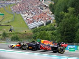Luego de haber culminado en el octavo lugar tras la primera sesión, el piloto tapatío de Red Bull Racing descendió hasta la posición número 11. AP / D. Bandic