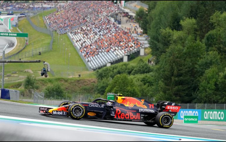Luego de haber culminado en el octavo lugar tras la primera sesión, el piloto tapatío de Red Bull Racing descendió hasta la posición número 11. AP / D. Bandic