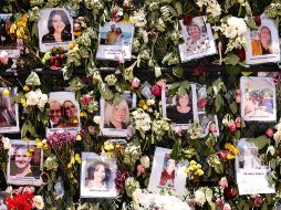 Fotos de personas desaparecidas se ven junto a un memorial improvisado en las inmediaciones del edificio colapsado en Surfside, Florida. Aún hay 126 personas desaparecidas. AFP/M. Reaves