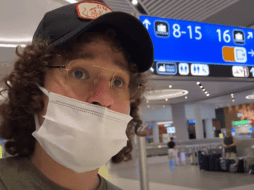 Les fue prohibido el ingreso porque el papá del videoblogger está vacunado contra el coronavirus con el fármaco chino Sinovac. YOUTUBE/LuisitoComunica