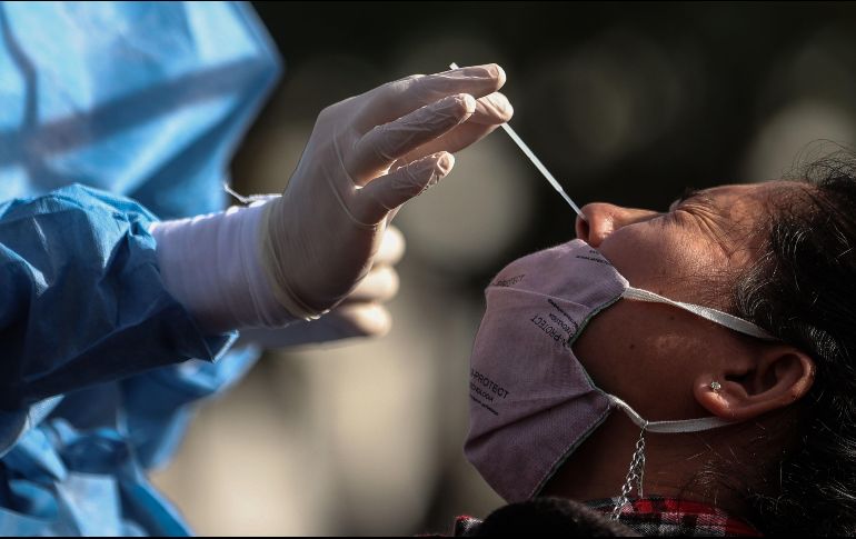 La alarma mundial se desprende de un tema de proporciones poblacionales, que ponen de nuevo en jaque a muchos sistemas sanitarios vulnerables y colapsados, y no del aumento de la letalidad del virus. EFE / ARCHIVO