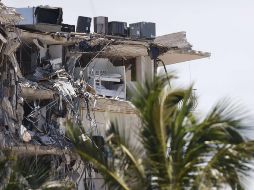 La mayor parte del edificio de 12 pisos del complejo ''Champlain Towers South'', en la pequeña localidad de Surfside, se derrumbó parcialmente la madrugada. AFP / M. Reaves