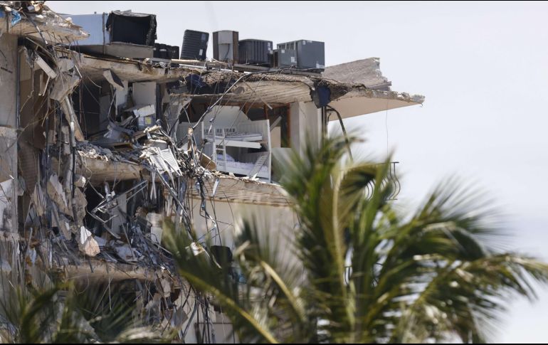 La mayor parte del edificio de 12 pisos del complejo ''Champlain Towers South'', en la pequeña localidad de Surfside, se derrumbó parcialmente la madrugada. AFP / M. Reaves