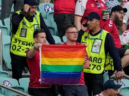 Agentes de seguridad retiraron banderas de arcoíris, símbolo de la comunidad LGTB, que se encontraban en las tribunas. AP / D. Vojinovic