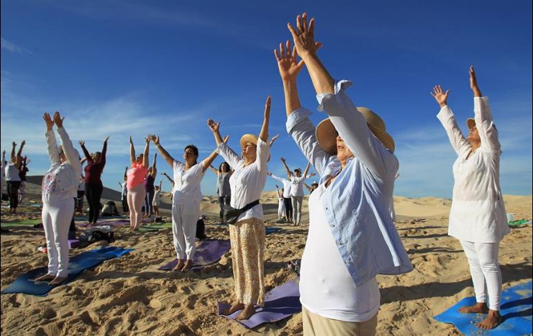 Los deportistas estaban vestidos de blanco y sus pies tenían contacto con la fina arena de la región desértica. EFE/L. Torres