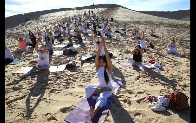 Los deportistas estaban vestidos de blanco y sus pies tenían contacto con la fina arena de la región desértica. EFE/L. Torres