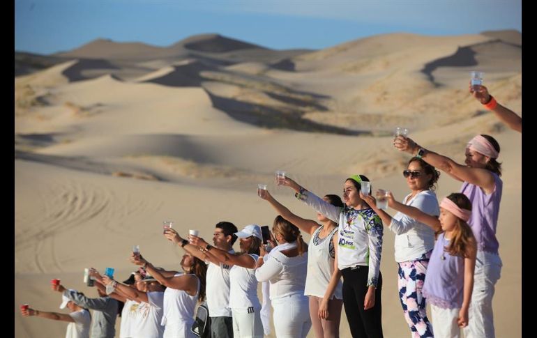 Los deportistas estaban vestidos de blanco y sus pies tenían contacto con la fina arena de la región desértica. EFE/L. Torres