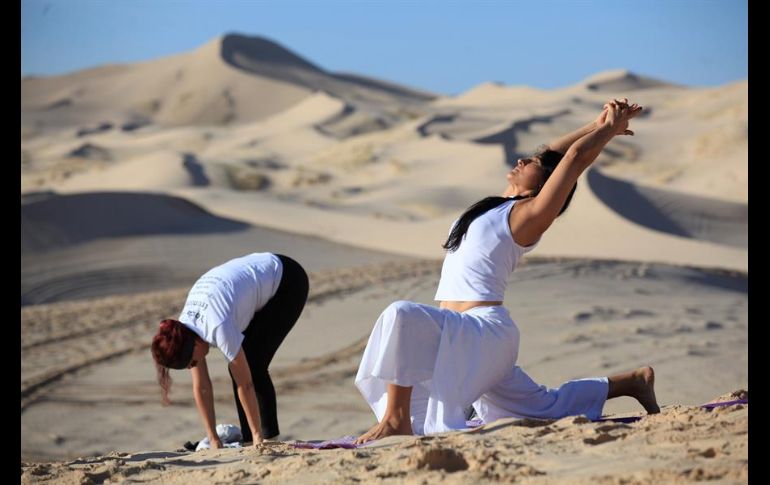 Los deportistas estaban vestidos de blanco y sus pies tenían contacto con la fina arena de la región desértica. EFE/L. Torres