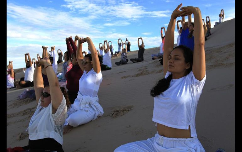 Los deportistas estaban vestidos de blanco y sus pies tenían contacto con la fina arena de la región desértica. EFE/L. Torres