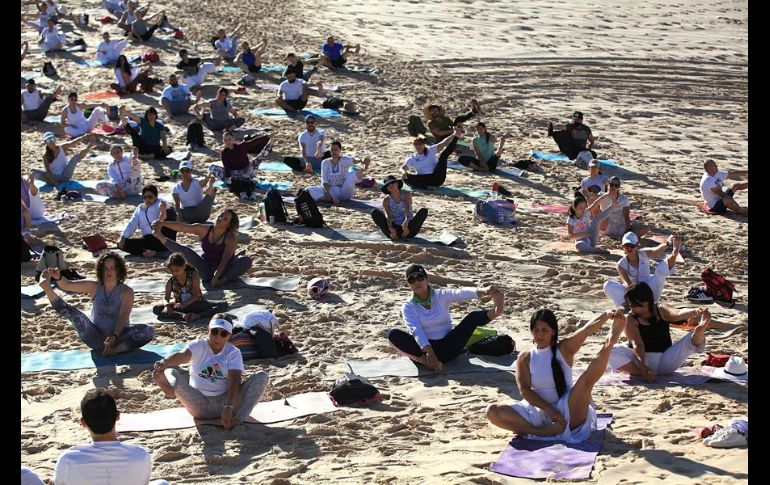 Los deportistas estaban vestidos de blanco y sus pies tenían contacto con la fina arena de la región desértica. EFE/L. Torres
