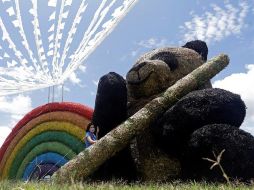 La exhibición alberga 25 esculturas gigantes de animales como elefantes, escorpiones, ratones, colibríes o dos espectaculares osos panda. EFE/H. Ríos