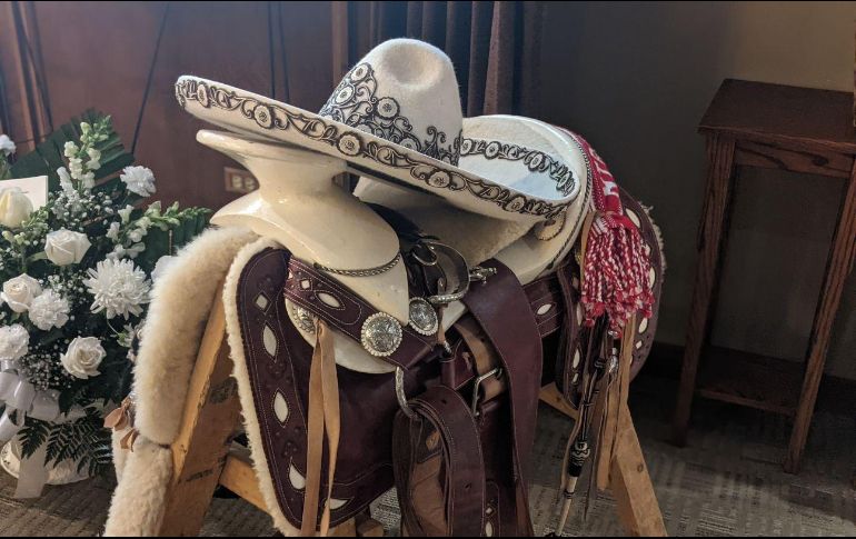 HOMENAJE.  El sombrero de “Don Came”  fue colocado frente al ataúd.   ESPECIAL