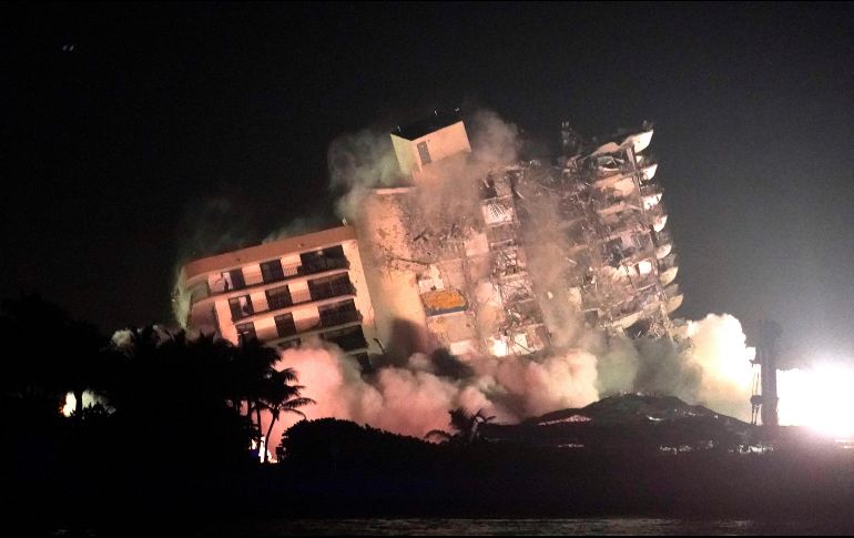 La demolición de los restos del edificio Champlain Towers South se realiza este domingo, a más de una semana de su colapso parcial, en Surfside, Florida. AP/L. Sladky