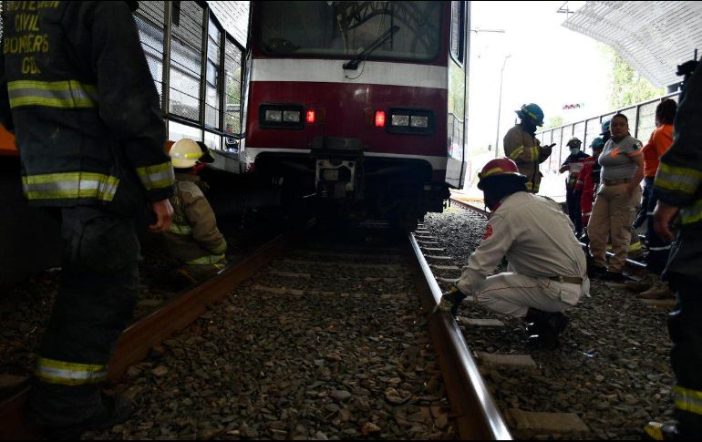 En el lugar hay presencia de ambulancias y usuarios caminando por vías. TWITTER / @PCJalisco