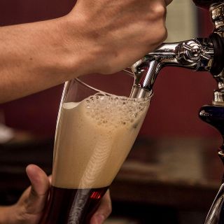 ¿Se puede tomar alcohol después de vacunarse? López-Gatell responde