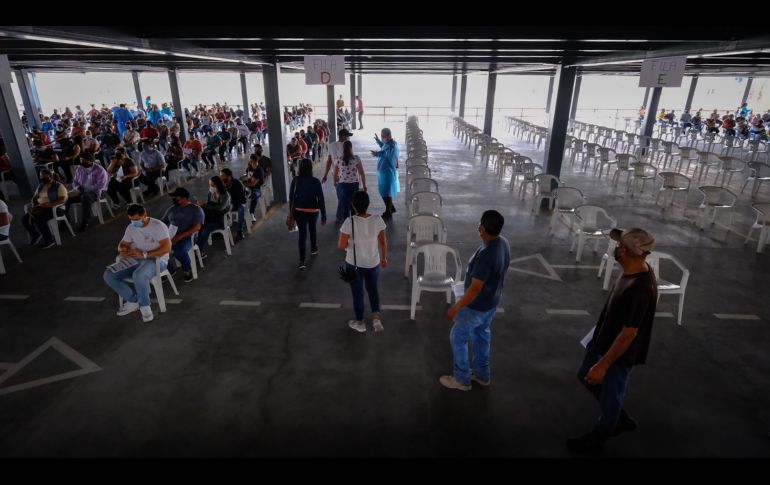 La aplicación de vacunas anti COVID-19 para adultos de 30 a 39 años inició hoy en 42 municipios de Jalisco. ESPECIAL/SSJ