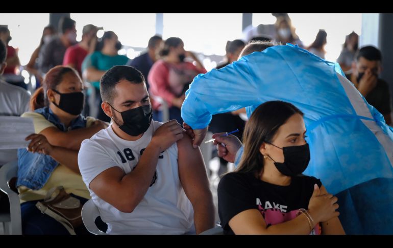 La aplicación de vacunas anti COVID-19 para adultos de 30 a 39 años inició hoy en 42 municipios de Jalisco. ESPECIAL/SSJ