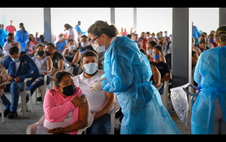 La aplicación de vacunas anti COVID-19 para adultos de 30 a 39 años inició hoy en 42 municipios de Jalisco. ESPECIAL/SSJ