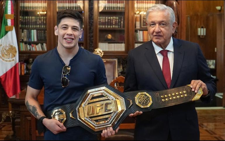 AMLO estuvo acompañado por el deportista, un directivo de la UFC y por el gobernador de Morelos, Cuauhtémoc Blanco. EFE/Presidencia De México
