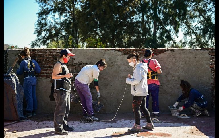 Las mujeres que deciden dedicarse a la construcción enfrentan violencia machista y desigualdad salarial. AFP/R. Schemidt