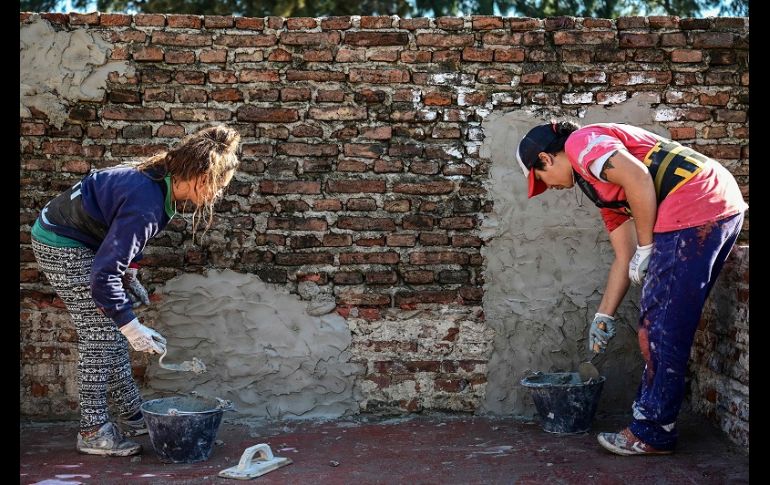 Las mujeres que deciden dedicarse a la construcción enfrentan violencia machista y desigualdad salarial. AFP/R. Schemidt