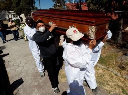Familiares asisten al entierro de un fallecido por COVID-19 en el panteón de Tlahuac, Ciudad de México. EFE/ARCHIVO