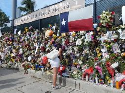 Varias personas visitan una valla dedicada a los desaparecidos en el derrumbe del edificio de condominios en Surfside, Florida. EFE/L. Kassidi