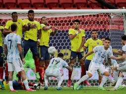 Lionel Messi (d), de Argentina, patea un tiro libre ante Colombia durante las semifinales de la Copa América en el estadio Mané Garrincha, en Brasilia. EFE/J. Alves