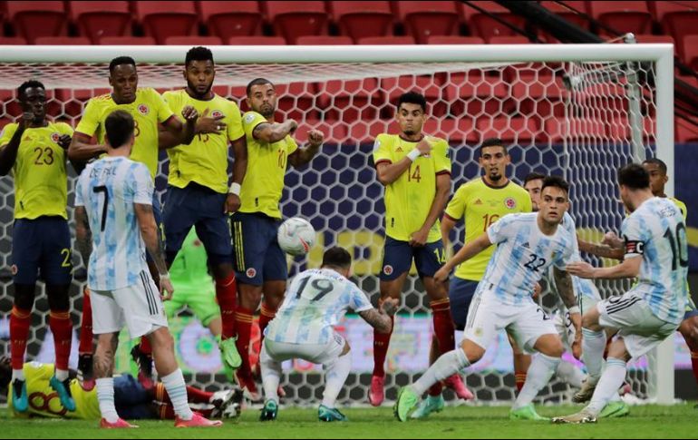 Lionel Messi (d), de Argentina, patea un tiro libre ante Colombia durante las semifinales de la Copa América en el estadio Mané Garrincha, en Brasilia. EFE/J. Alves