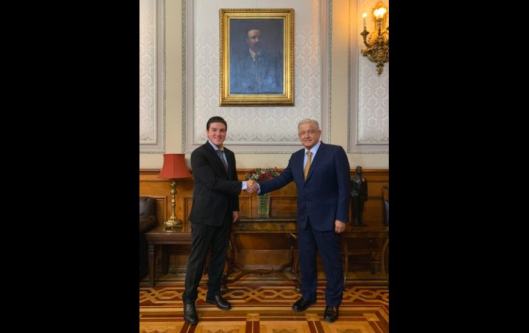 Samuel García posa junto al Presidente López Obrador en el mraco de su reunión. TWITTER@lopezobrador