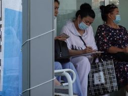 Llaman a las personas que ya fueron vacunadas contra el coronavirus a no bajar la guardia y mantener las medidas de prevención. EFE/M. Shipenkov