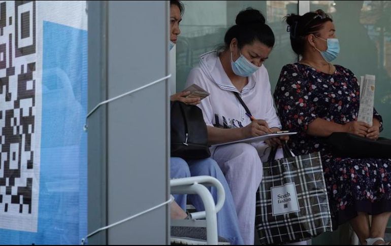 Llaman a las personas que ya fueron vacunadas contra el coronavirus a no bajar la guardia y mantener las medidas de prevención. EFE/M. Shipenkov