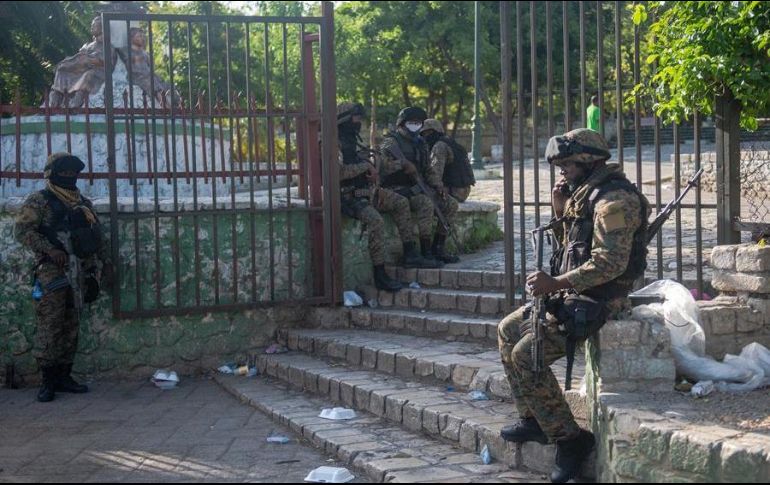 Agentes vigilan la casa de Jovenel Moise tras su asesinato hoy, en Puerto Príncipe. EFE/J. Herve