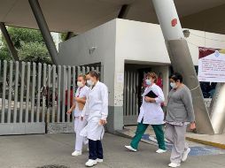Personal médico camina en el exterior del Hospital 1 de Octubre en la Ciudad de México. EFE/J. Pazos
