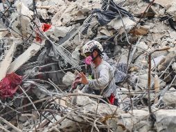 Un rescatista labora este miércoles entre los escombros del edificio derrumbado en Surfside, cerca de Miami. AP/Miami Herald/A. Diaz