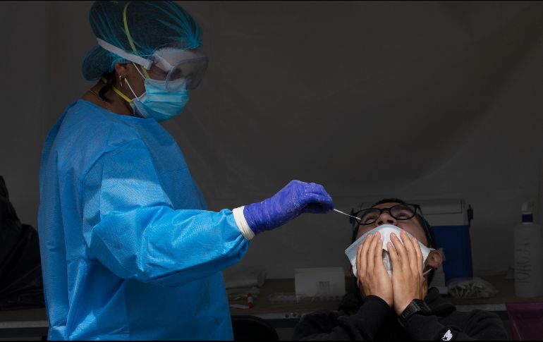 Se reportan 129 mil 468 casos activos de COVID-19 en el país. AP/ARCHIVO