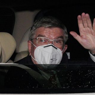 Presidente del COI llega a Japón para ultimar JJOO en plena alza de contagios