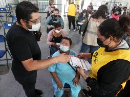 Óscar Torres es voluntario en el DIF desde los 16 años; ahora tiene dos meses apoyando en la vacunación contra el COVID-19. EL INFORMADOR/A. Camacho