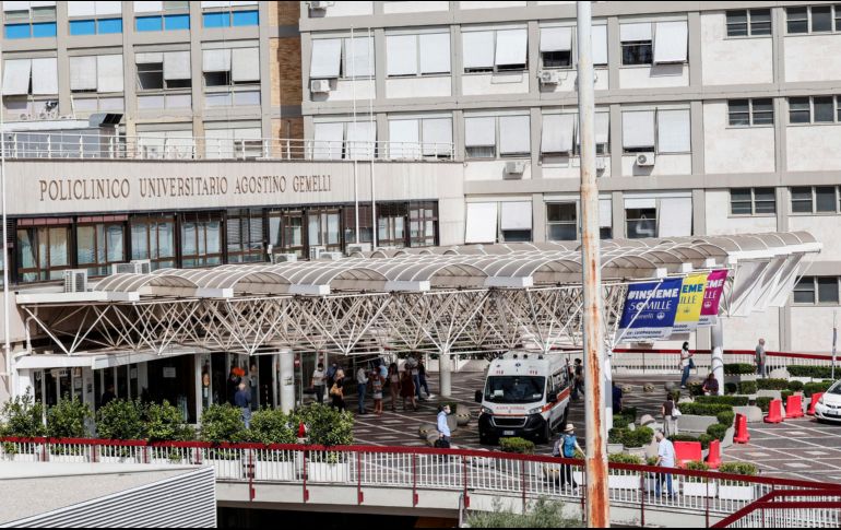 Si la evolución se mantiene como hasta ahora, no se descarta que el Papa pueda oficiar desde la ventana del hospital el rezo dominical del Ángelus. EFE