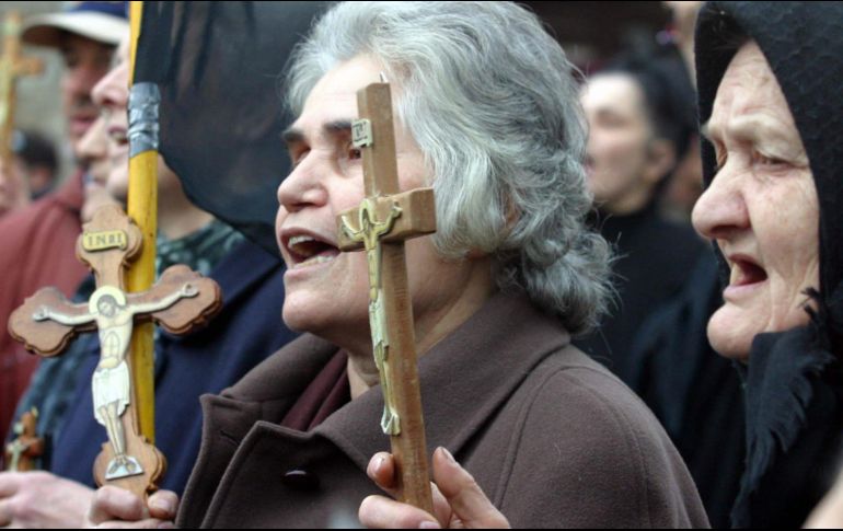 Sacerdotes antivacunas argumentan que con la inyección de los anticuerpos del COVID-19 se permite la entrada del anticristo en los creyentes, lo que no les hace merecedores de recibir la comunión. AP / ARCHIVO